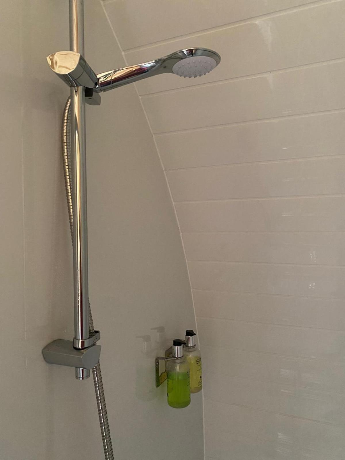ホテル Campsie Luxury Pods With Hot Tub グラスゴー エクステリア 写真