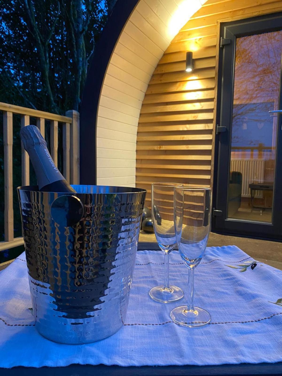 ホテル Campsie Luxury Pods With Hot Tub グラスゴー エクステリア 写真